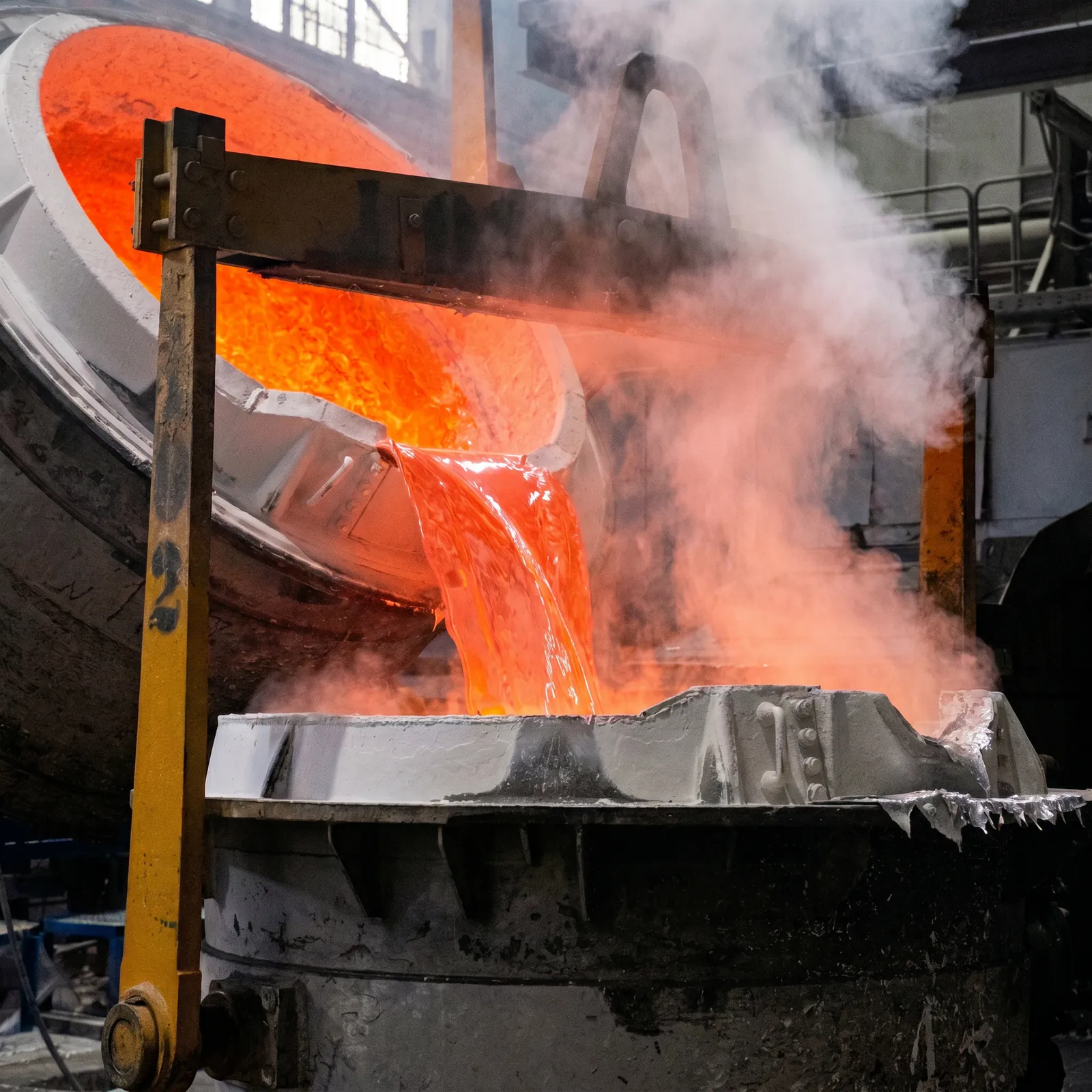 Molten metal pour in a foundry